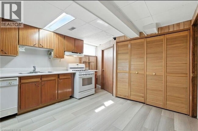 Building Photo - 10 Rose Crescent