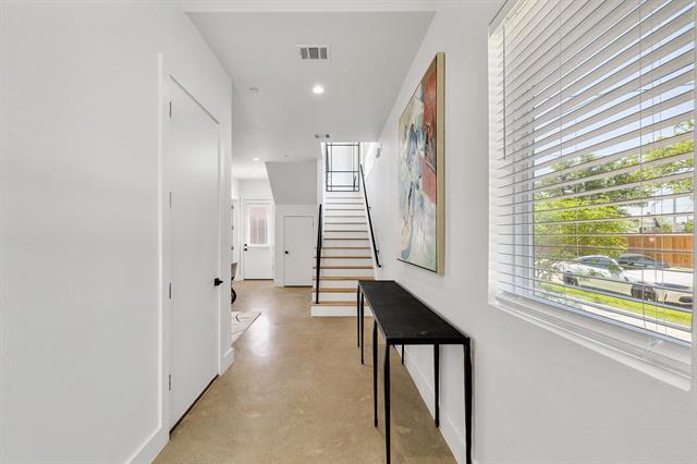 Building Photo - 2120 Lovedale Ave