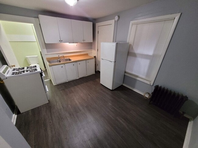 Building Photo - $975 - Efficiency Studio / 1 Bath in Downt...