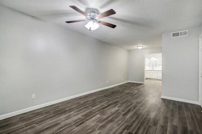 Building Photo - 190 W Tri Oaks Ln