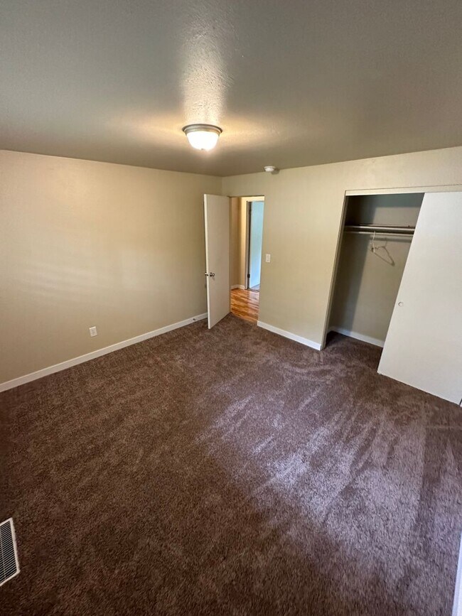 Foto del edificio - 3 Bedroom 2.5 Bathroom Hardwood Floors Fen...
