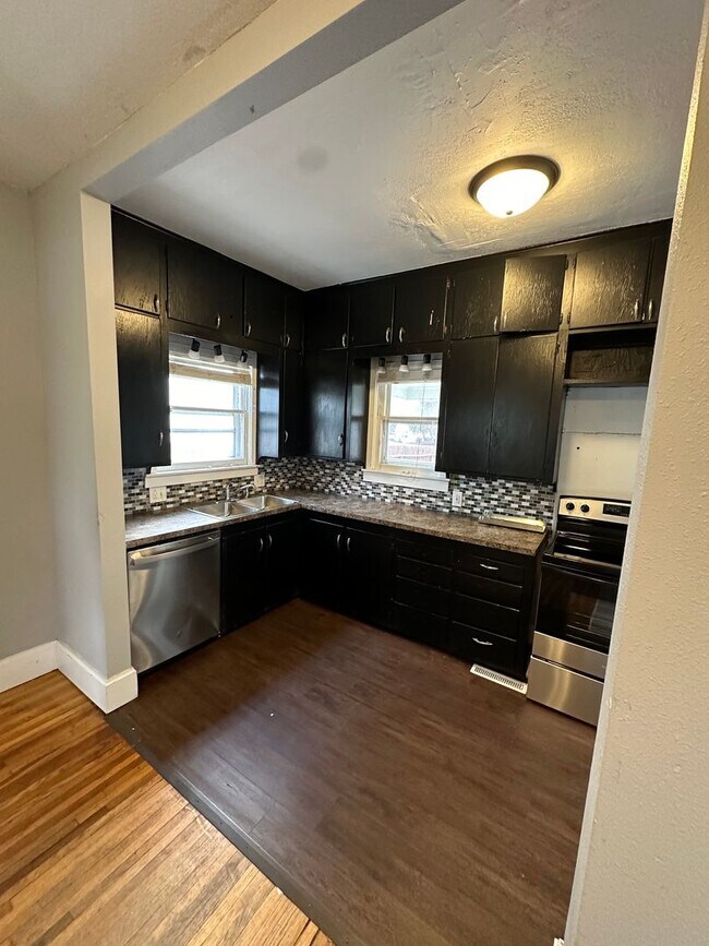 Building Photo - 4 Bed - 1 Bath House for rent near park an...