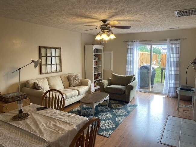 Building Photo - Townhome in Oaktree for rent