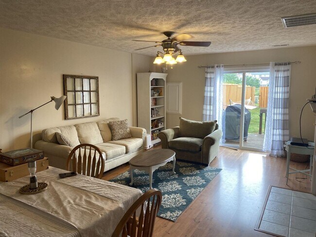 Foto del edificio - Townhome in Oaktree for rent
