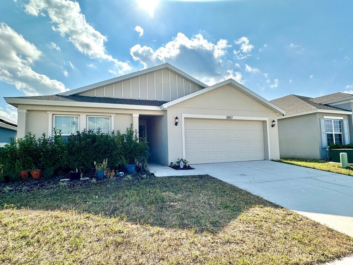 Foto principal - Premier 4bedrooms/2baths residence - Florida living at its finest!