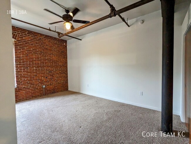 Building Photo - Large Loft in River Market!