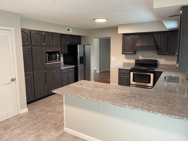 Building Photo - 101 Pinedale Dr