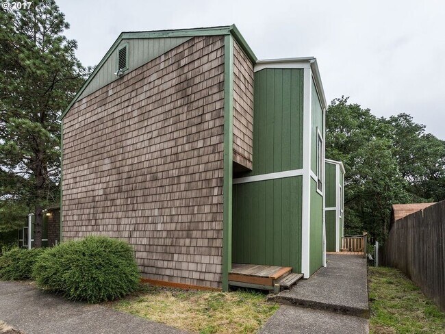 Building Photo - 760 cowlitz st