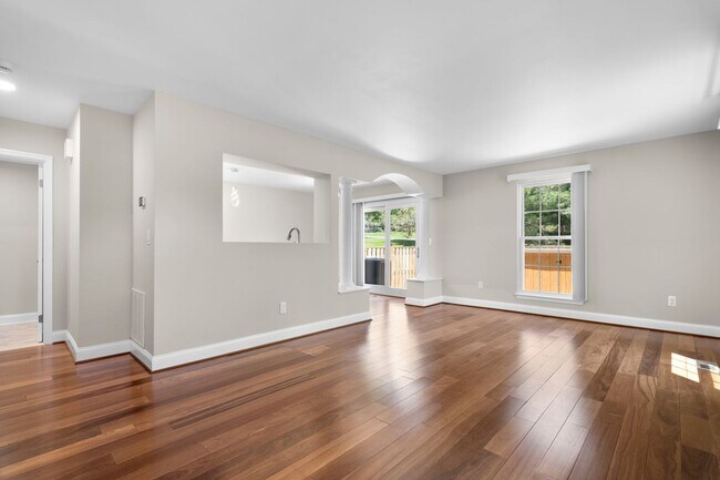 Foto del edificio - 3 Bed 2.5 Bath - Gaithersburg Townhome - Completely Renovated