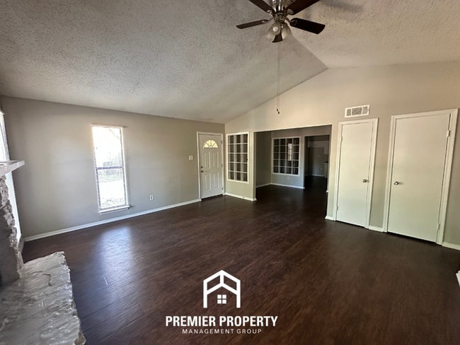 Foto del edificio - 4230 Runningbrook Cir