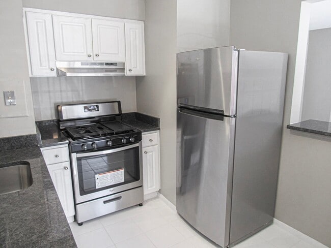 Building Photo - Bright and Modern 1 Bed 1 Bath Condo With ...