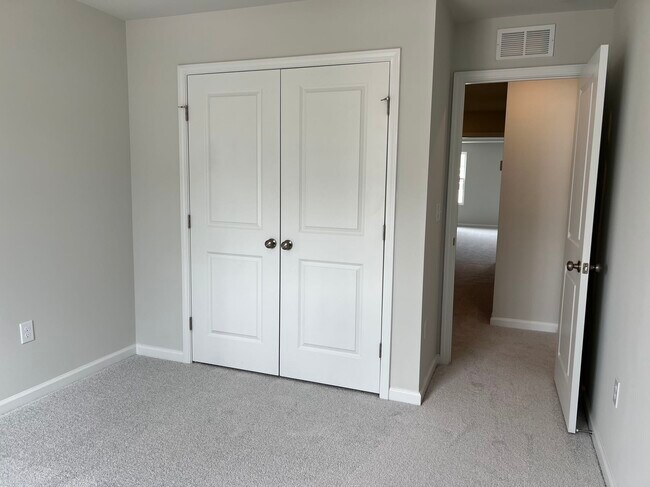 Building Photo - 5711 Woodlawn Dr