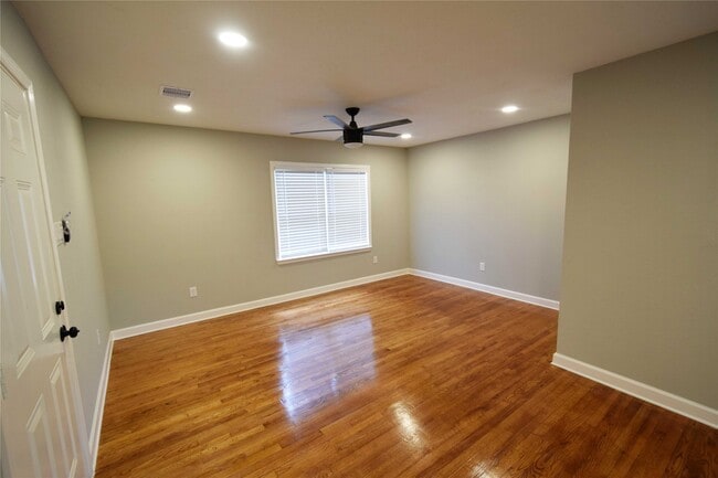 Foto del edificio - 8130 Sharondale Dr