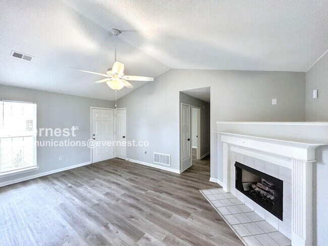 Foto del edificio - 2451 Mooneyham Ln