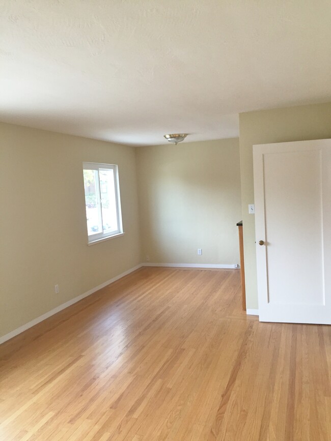 Living Room/Dining Area - 3526 Randolph Ave