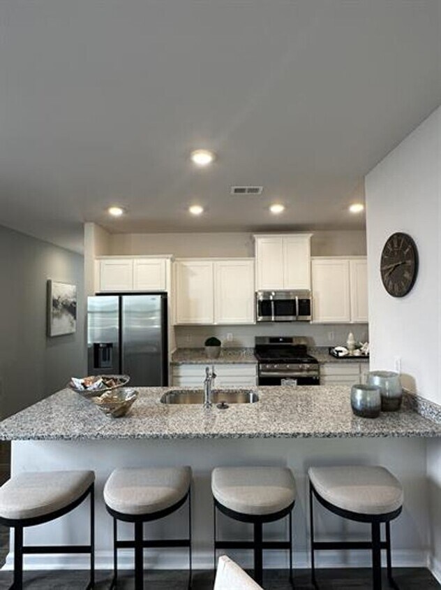 Foto principal - New 4/2.5 Townhome Near Lake Conestee and ...
