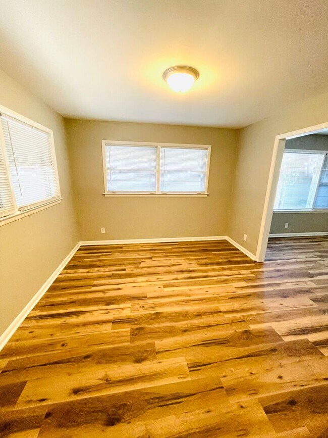Building Photo - ** 3 bed 1 bath located in Edgewood ** Cal...