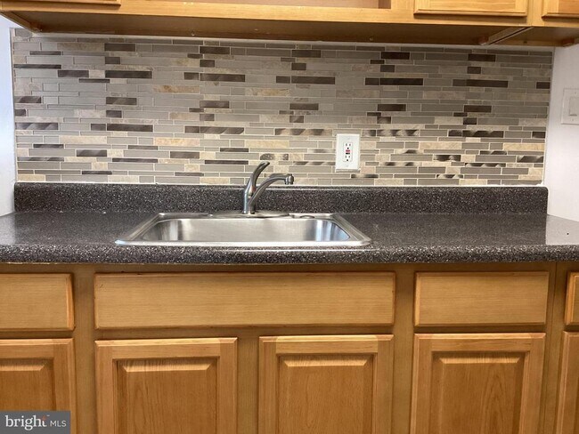 Foto del edificio - 615 Broadway