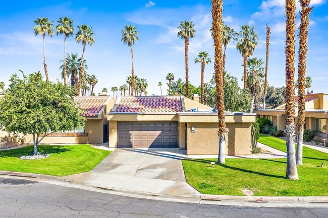 Foto del edificio - Country Club Home On Cathedral Canyon Golf...