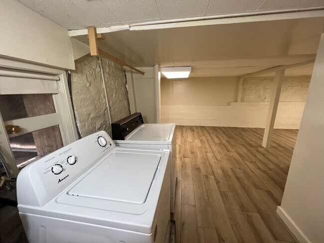 Building Photo - Adorable one bedroom apartment in downtown...