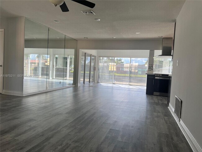 Foto del edificio - 5909 NW 67th Ave