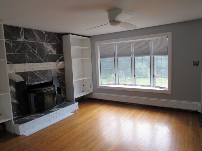 Building Photo - Salem NH!  Home for Rent!  3-4 Bedrooms Av...