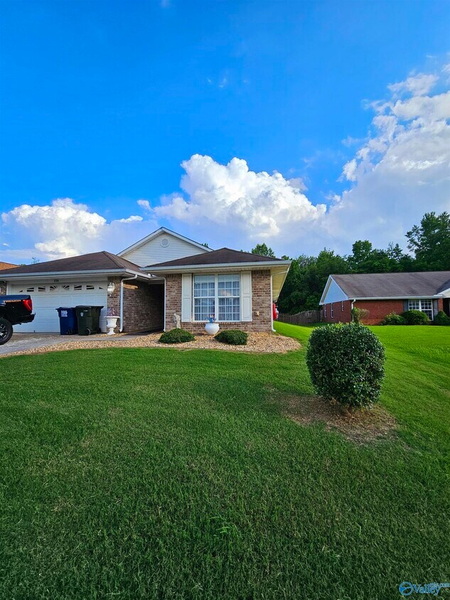 Primary Photo - 226 Glen Meadows Ln