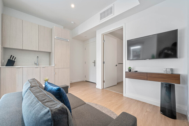 Foto del edificio - 8820-8825 Belford Ave