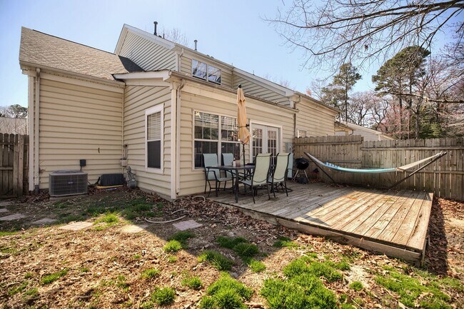 Foto del edificio - Call Sabrina Thomas at 757-767-0767 for more information