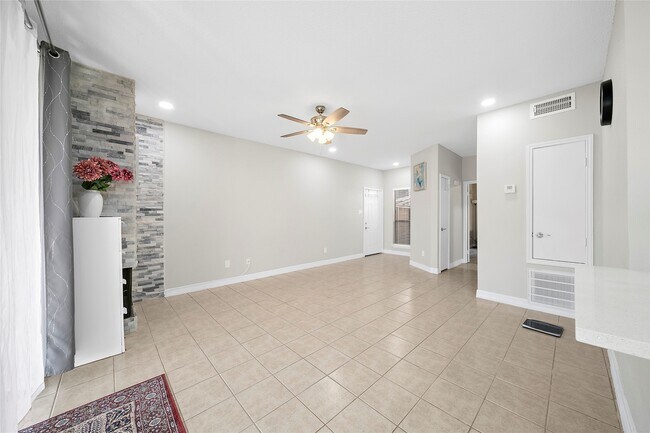 Foto del edificio - 8257 Sands Point Dr