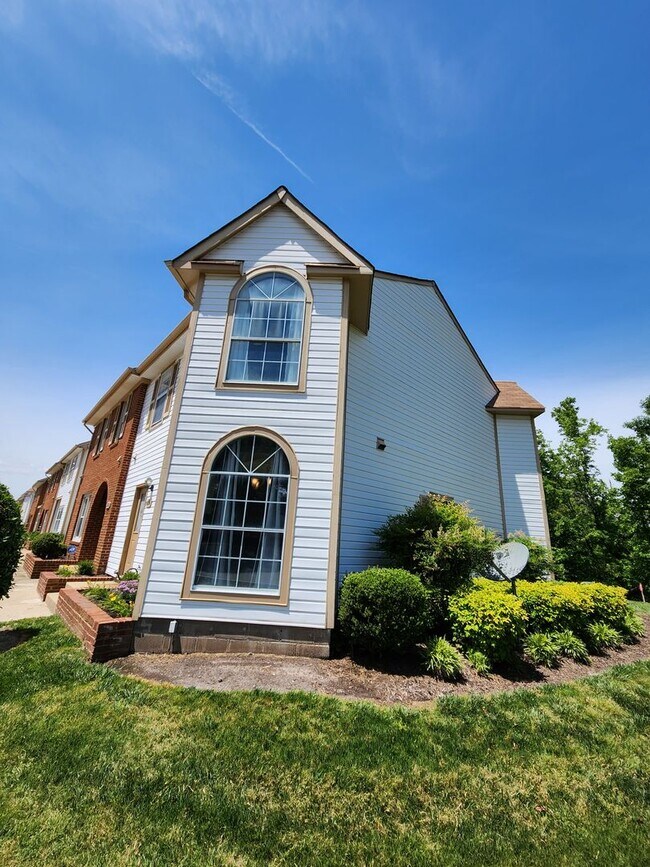 Building Photo - End Unit Townhouse in Chimny Hill