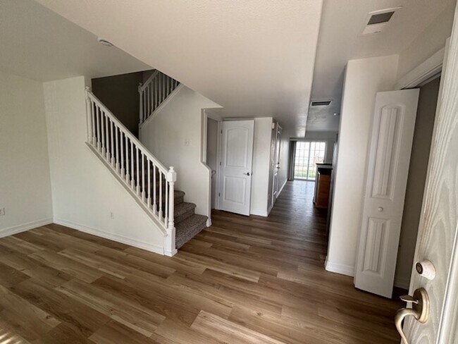 Foto del edificio - 4 Bedroom 3.5 Bath Townhouse Near Dell Range Blvd.