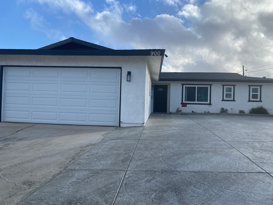Primary Photo - 3 bedroom 2 bth with a pool!! Coming Soon!