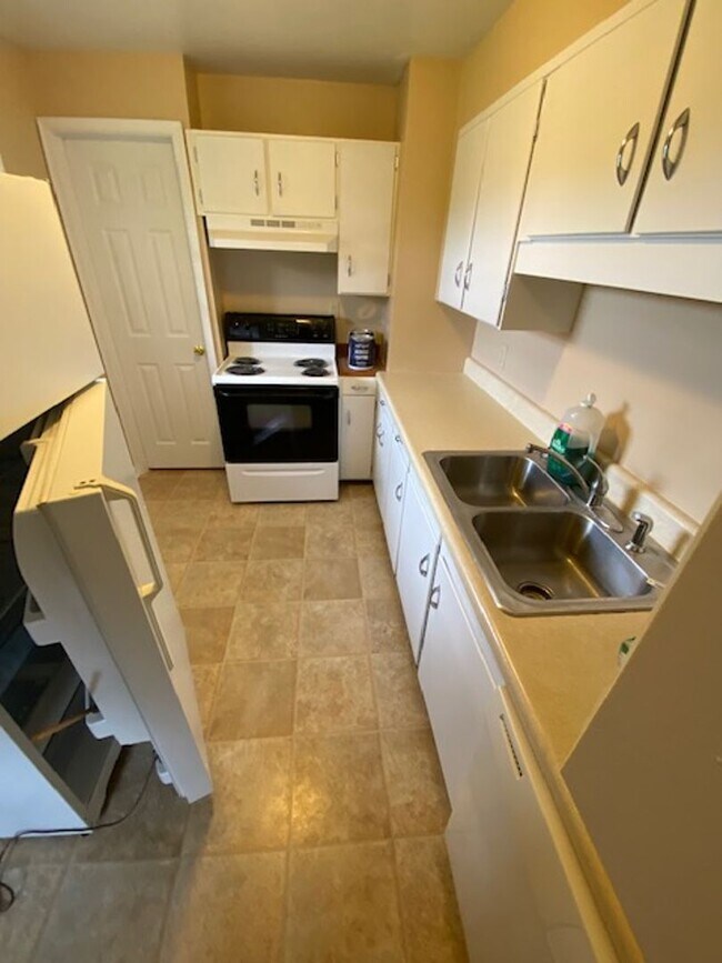 Building Photo - 3 Bedroom/1 Bath with Unfinished Basement ...