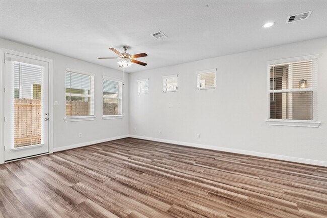 Foto del edificio - 3114 Spring Silo Ln