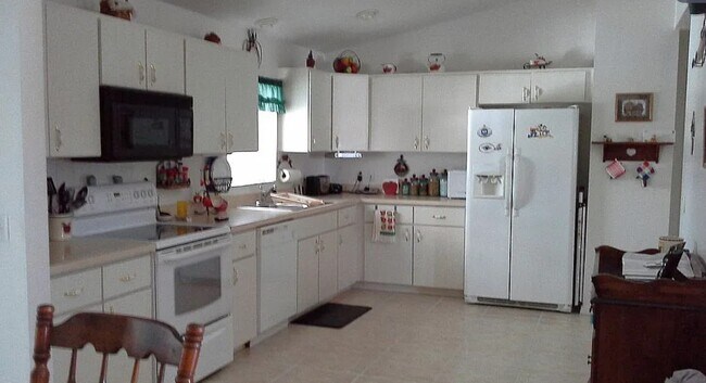 Building Photo - Move-In Ready 3BR/2BA Home with Private Spa & 2-Car Garage