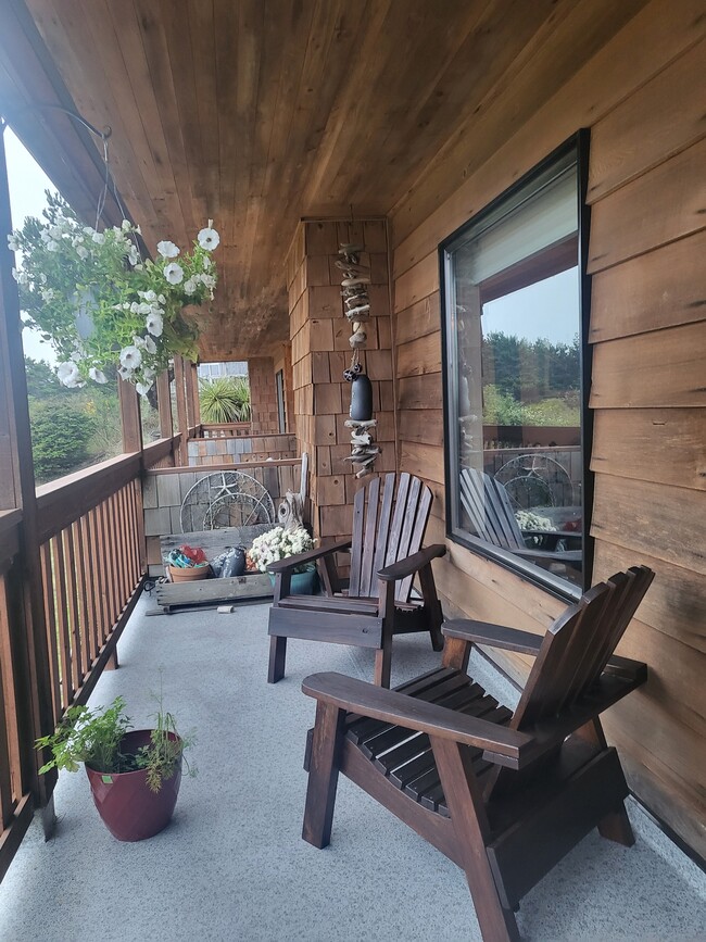 Covered deck - 2855 S Forrest St