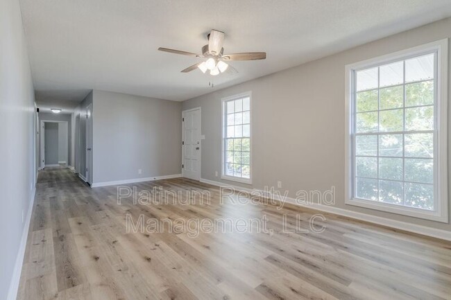 Building Photo - 2520 Independence Dr
