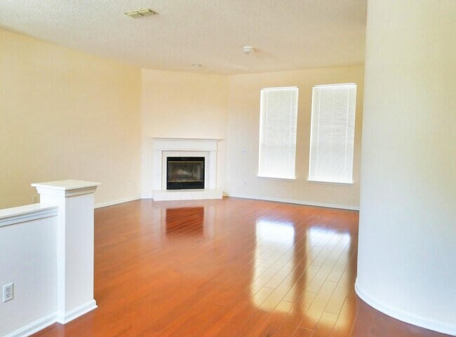 Building Photo - Spacious and Immaculately kept 3/2 on the ...
