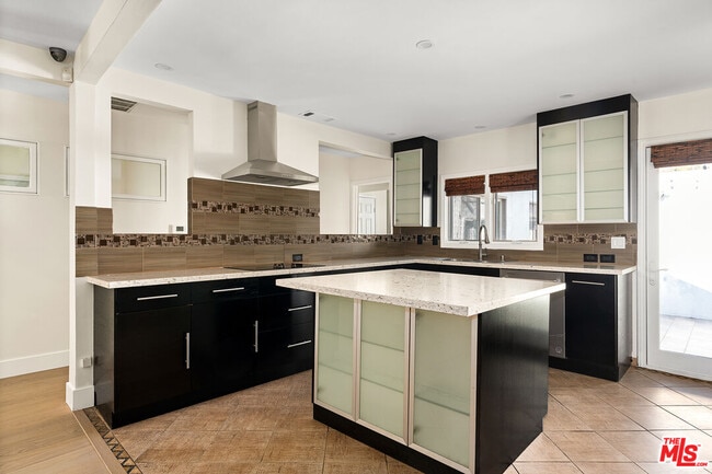 Foto del edificio - 8921 Ashcroft Ave