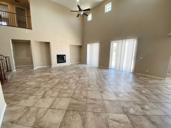 Foto del edificio - 5/BD 3.5/BA Spacious Home in Gated Communi...
