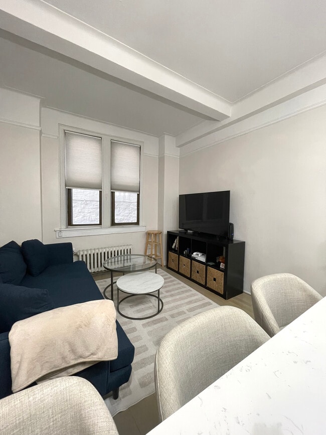 Building Photo - 50 W 106th St