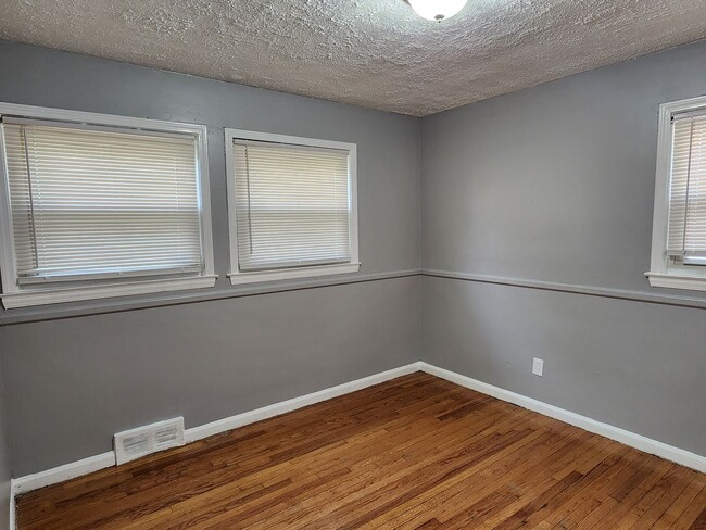 Building Photo - Welcome to this charming 3-bedroom, 1-bath...