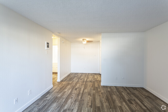 1 BR, 1 BA - 700 SF - The Greentree Apartments