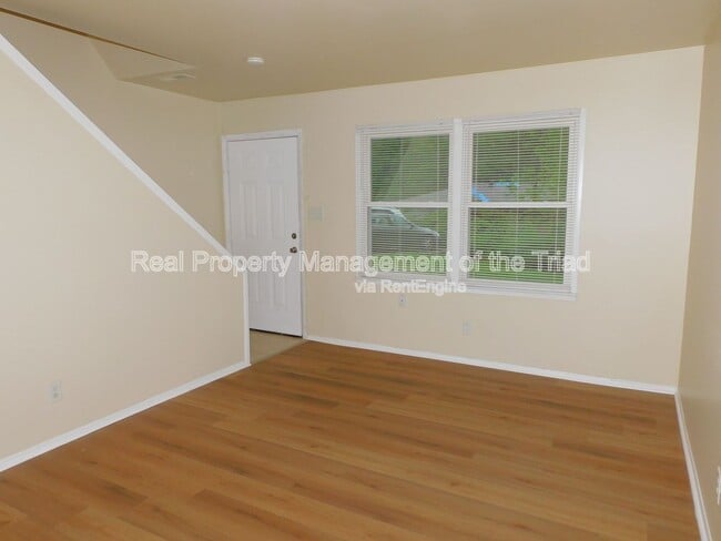 Building Photo - 2405 E Florida St