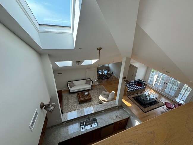 Building Photo - ***NEW TO MARKET*** Penthouse at Marblehea...