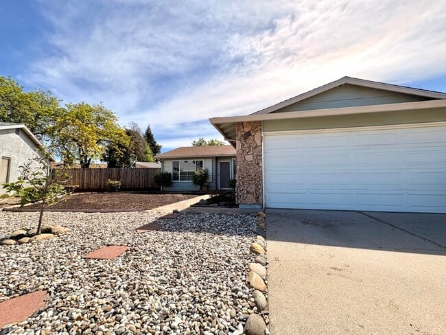 Beautiful 3 Bedroom, 2 full bathroom single story with HUGE backyard! For rent in Sacramento - Beautiful 3 Bedroom, 2 full bathroom single story with HUGE backyard! For rent in Sacramento House
