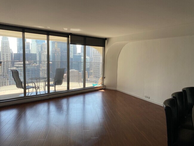 Foto del edificio - 300 N State St