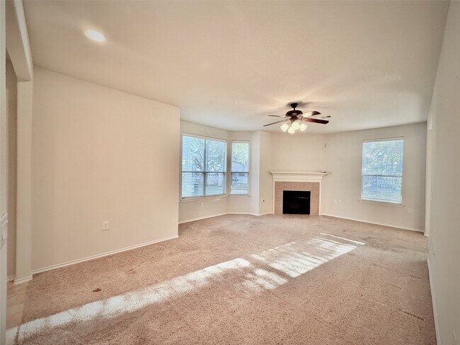 Foto del edificio - 13600 Breton Ridge St