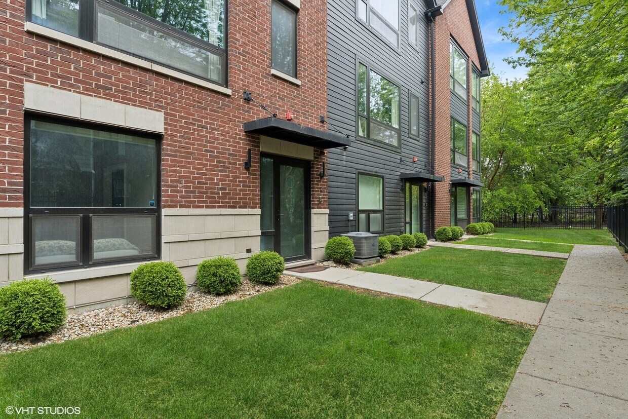 Foto principal - 7771 Van Buren St